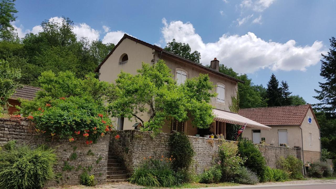 La Providence, Chambres D'Hotes Saint-Sernin-du-Plain 外观 照片